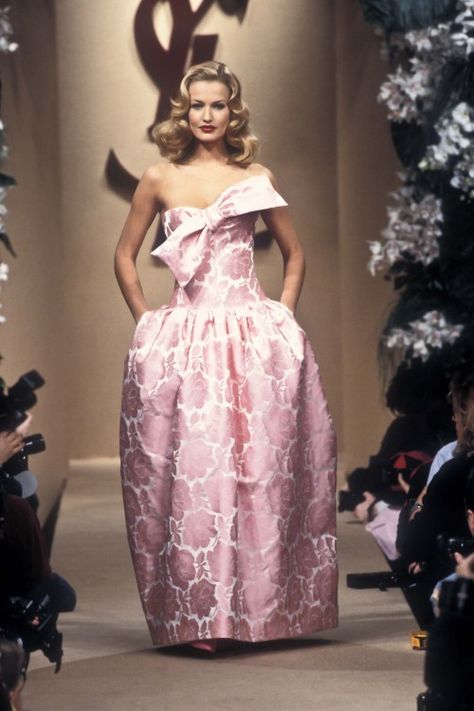 Yves Saint Laurent Haute Couture, Saint Laurent Haute Couture, Karen Mulder, Runway Model, Runway Fashion Couture, Vintage Runway, Runway Outfits, Fashion Couture, Model Aesthetic