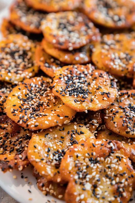 Crunchy Everything Bagel Crisps Crispy Bagel Bites, Bagel Croutons, Cinnamon Crunch Bagel Recipe, Everything Bagel Cashews Recipe, Bagel Crisps, Dessert Smoothie, Bread Snacks, White Cheddar Cheese, Snack Mix Recipes