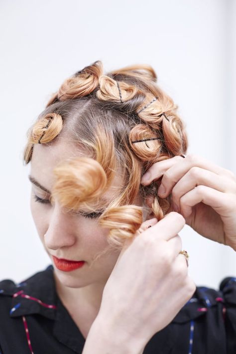 Once dry, pull out all the pins. Pin Curl Hair, Diy Curls, Pin Up Curls, Hair Curling Tutorial, How To Curl Short Hair, Shorthair Hairstyles, Hairstyles Men, Pin Curls, Pin Up Hair