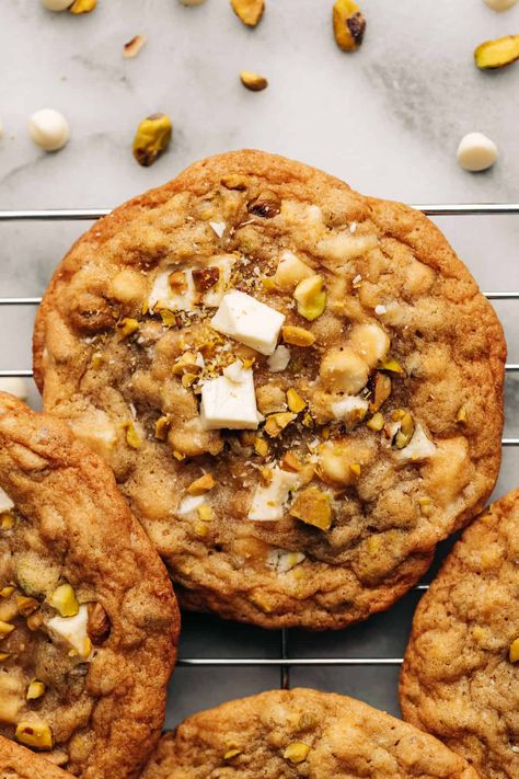 Chocolate Chip Cookies With Oil, Original Toll House Cookie Recipe, Toll House Cookie Recipe, White Chocolate Chip Cookies Recipes, Pistachio White Chocolate, Toll House Chocolate Chip, Classic Chocolate Chip Cookies, Chocolate Chip Cookies Ingredients, White Chocolate Chip