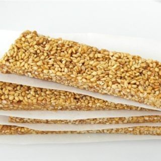 Pasteli: Greek Honey-Sesame Bars Greek Snacks, Olive Tomato, Mediterranean Desserts, Seed Bars, Biscuits Diététiques, Pastas Recipes, Honey Sesame, Greek Desserts, Granola Bar