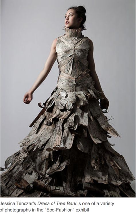 Unusual use of natural materials. Tree Costume, Paper Dress, Recycled Fashion, Dress Out, Tree Bark, Art Dress, Art And Design, Design Fashion, On Display