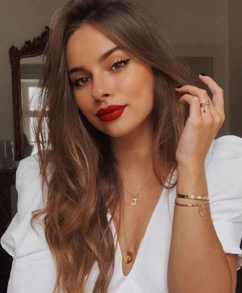 Brown Hair Red Lips, Red Lipstick Makeup Looks, Red Lips Makeup Look, Elegance Dress, Classy Makeup, Red Lipstick Makeup, Brunette Makeup, Red Dress Makeup, Red Lip Makeup