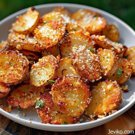 Crispy Crunchy Parmesan Potatoes Yummy Potatoes Recipes, Crispy New Potatoes Recipes, Parmesan Potatoes Recipes, Extra Crispy Potatoes, Nibbler Potato Recipes, Crispy Potato Salad Recipe, Crunchy Side Dishes, Perfect Roasted Potatoes, Small Yukon Gold Potato Recipes