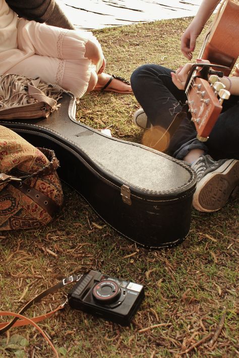 #NWvintage Foto Poses, I'm With The Band, Ukelele, Music Aesthetic, Music Photography, 인물 사진, Two People, Instagram Inspiration, Playing Guitar