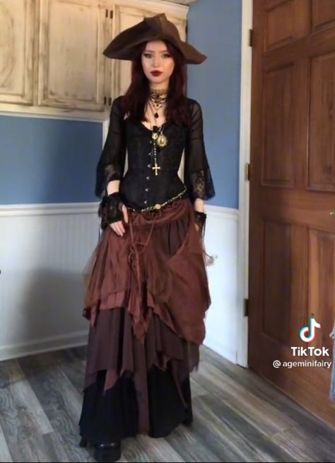 Victorian Steampunk Costume, Ren Faire Outfits, Pirate Cosplay, Female Pirate Costume, Ren Faire Costume, Mode Steampunk, Pirate Halloween Costumes, Pirate Outfit, Fair Outfits