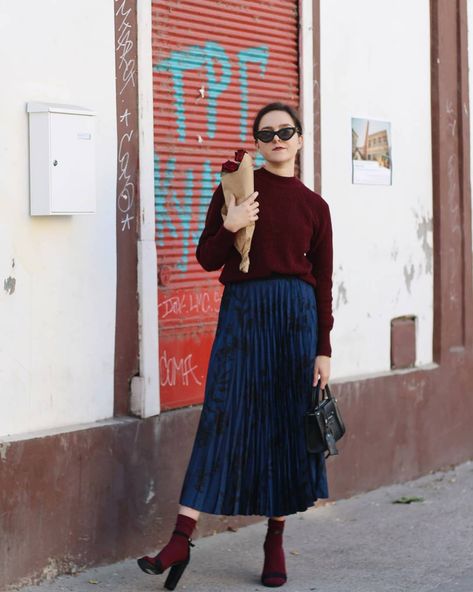 Street style women ideas. Maroon sweater and pleated navy blue skirt. How to wear socks and sandals idea. Perfect Springish street style idea. Fashion blogger @kenguristyle outfit. Maroon Skirt Outfit, Blue Pleated Skirt Outfit, Navy Blue Sweater Outfit, Navy Skirt Outfit, Blue Sweater Outfit, Blue Skirt Outfits, Navy Pleated Skirt, Navy Blue Outfit, Navy Midi Skirt