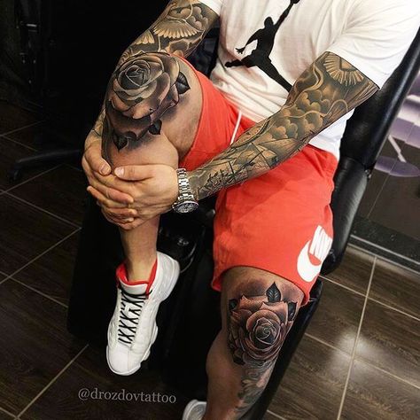 Fantastic black and grey realism rose tattoos on knees by @drozdovtattoo. Money Rose Tattoo, Mangas Tattoo, V Tattoo, Rose Tattoo Sleeve, Full Leg Tattoos, Rose Tattoos For Men, Leg Tattoo Men, Rose Tattoo Design, Knee Tattoo