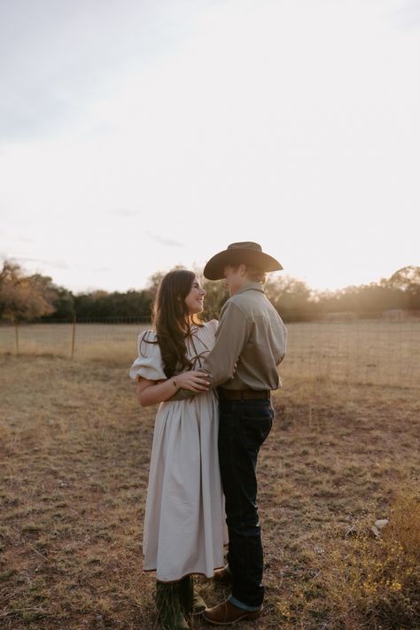 11/29/24 Liberty Hill, TX engagement pictures by @emmacatemcnewphotography and @amandalynnphotography_ engagements western engagements wedding pictures engagement inspo  weatern pictures western photography wedding texas Western Proposal Pictures, Western Proposal, Date Pictures, Western Couple Photoshoot, Farm Photoshoot, Farm Engagement Photos, Western Couple, Save The Date Pictures, Western Engagement