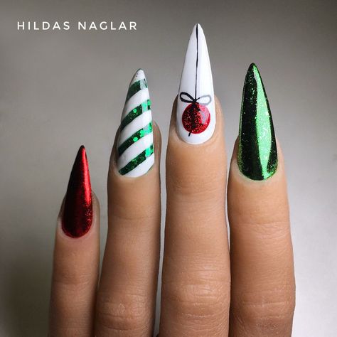 Christmas Nails Green And Red Xmas, Nails Chrome Christmas, Christmas Nails Stiletto Simple, Christmas Stelitto Nails, Stiletto Nail Art Christmas, Chrome Green Christmas Nails, Green Xmas Nails Designs, Chrome Xmas Nails, Red And Green Chrome Christmas Nails