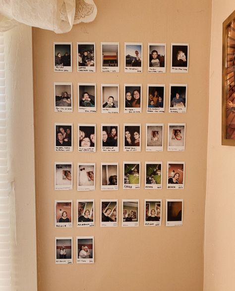 wall of pictures Photo Wall Friends Pictures, College Polaroid Wall, Pictures Of Friends On Wall, Guest Photo Wall, Friends Picture Wall, Dorm Wall Inspiration, Friend Photo Wall, Washu Dorm, Columbia Dorm