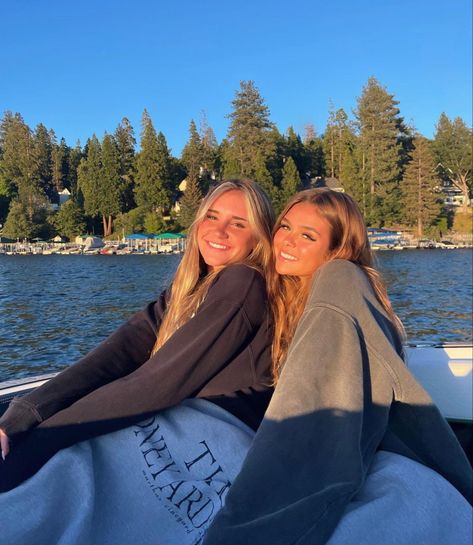 Summer Boating Aesthetic, Lake Trip With Friends Aesthetic, Best Friend Lake Pictures, Summer Trip With Friends, Best Friend Summer Aesthetic, Cute Boat Pics, Lake With Friends Aesthetic, Lake House Pictures With Friends, Lake House Instagram Pics