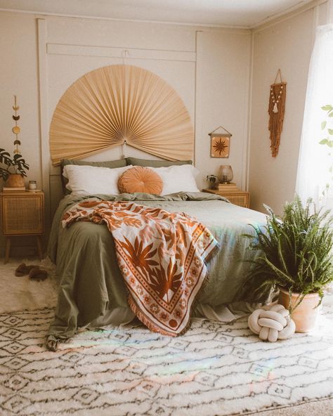 Tropical Bedrooms, Retro Bedrooms, Bedroom Orange, Green Bedding, Boho Bedroom Decor, Boho Room, Style Deco, Bedroom Refresh, Room Inspiration Bedroom