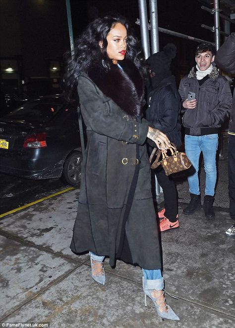 Not too shabby: Rihanna did not let the cold impact on her style as she headed sola Trattoria & Crudo Bar at the Mondrian SoHo in New York on Friday Rihanna Style 2015, Rihanna News, Louis Vuitton Outfit, Nano Speedy, Rihanna Outfits, Rihanna Photos, Rihanna Riri, Lv Fashion, Artsy Photos