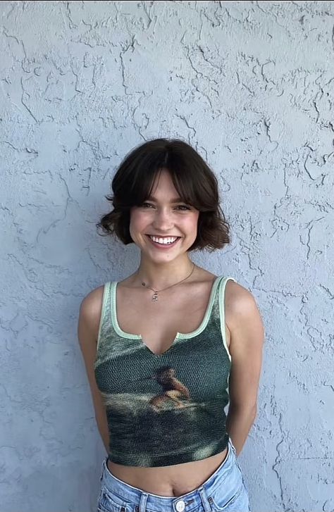 Short Hair With Nose Piercing, Above Shoulder Brown Hair, Short Hair And Bangs Hairstyles, Short Hair Curtain Bangs Round Face, Short Hair Inspo, Brown Bob Hair, Yoga Progress, Short Brown Hair, Hair Inspiration Short