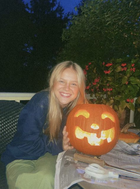 Halloween Girl Aesthetic, Carving Pumpkins Aesthetic, Autumn Aesthetic Pictures, Halloween Pictures Aesthetic, Aesthetic Autumn Pictures, Fall Selfies, Fall Pictures Aesthetic, Fall Films, Fall Pic Ideas