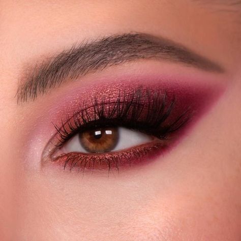 Red Eye Makeup Wedding, Make Up For Quinceanera Red, Red And Pink Eye Makeup, Simple Red Eyeshadow Looks, Red Eyeshadow Aesthetic, Red Eye Shadow Looks, Maroon Eyeshadow Looks, Dance Show Makeup, Red Prom Makeup