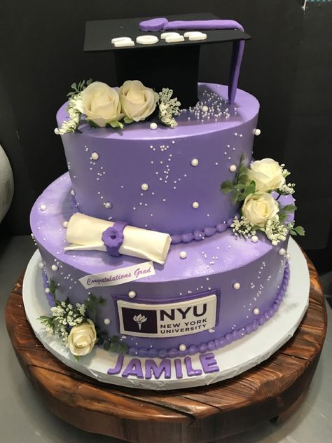 Make your Grad Party One-of-a-Kind!!! #GRADUACIÓN #CakesbyMia #GRADUATION #Cake #Bizcocho #Dominicancake #Miacakes4U Graduation Teacher Cake, Harvard Cake, Purple And Gold Graduation Cake, Graduation Cake Ideas College, Purple Graduation Cake, Purple Grad Party, College Graduation Party Themes, Graduation Party Purple, Nyu Graduation