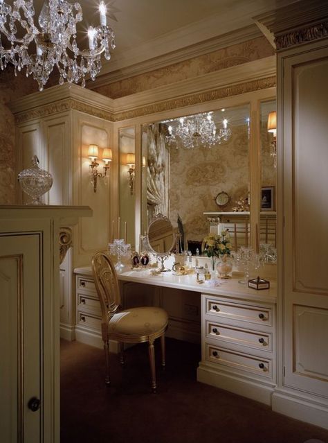 Cozy vanity...love love love Clive Christian Kitchens, Casa Hobbit, Dream Closet Design, Kitchen Showroom, Casa Vintage, Clive Christian, Dream Closets, Dressing Rooms, Dream House Rooms