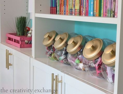 Big glass jars: great storage idea for bits and bobs lying around your room. Creative Bedroom, Girl’s Room, Room Redo, Big Girl Rooms, Teen Room, Teen Bedroom, Organization Bedroom, Cookie Jars, Kids' Room