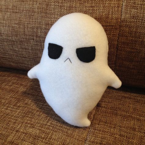 Ghost Plushie, Anting Manik, Halloween Creepy, Plushie Patterns, Goth Home Decor, Sewing Stuffed Animals, Kawaii Plushies, Halloween Aesthetic, Plush Pattern