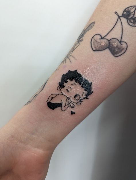 Betty Boop tattoo Betty Boop Motorcycle Tattoo, Betty Boop Leg Tattoo, Bett Boop Tattoo, American Traditional Betty Boop Tattoo, Spooky Betty Boop Tattoo, Tattoo Ideas Betty Boop, Lucy Peanuts Tattoo, Betty Boop Flash Tattoo, Gothic Betty Boop Tattoo