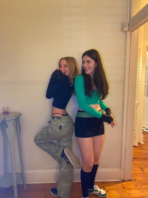 Costumes For Friends Of 3, Halloween Ideas Costumes Friends, Kim Possible Duo Halloween Costumes, She Go And Kim Possible Costume, Matching Costumes Aesthetic, Kim Possible Duo Outfits, Cute Hollowed Costumes Duo, Kim Impossible And Shego Costume, Halloween Costumes Kim Possible Shego