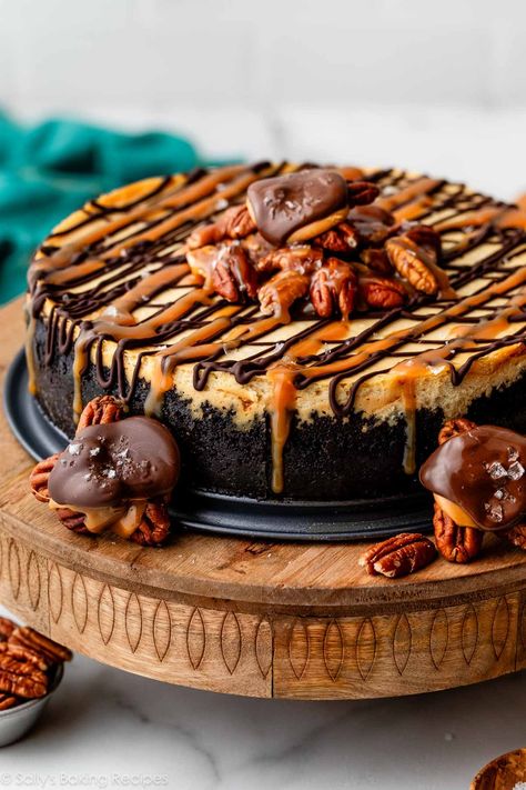 Cheesecake Thanksgiving Desserts, Turtle Cheesecake Recipe Easy, Gourmet Cheesecake Recipes, Thanksgiving Cheesecake Recipes, Caramel Turtle Cheesecake, Caramel Swirl Cheesecake, Caramel Toffee Crunch Cheesecake, Caramel Chocolate Cheesecake, Turtle Cheesecake Recipe