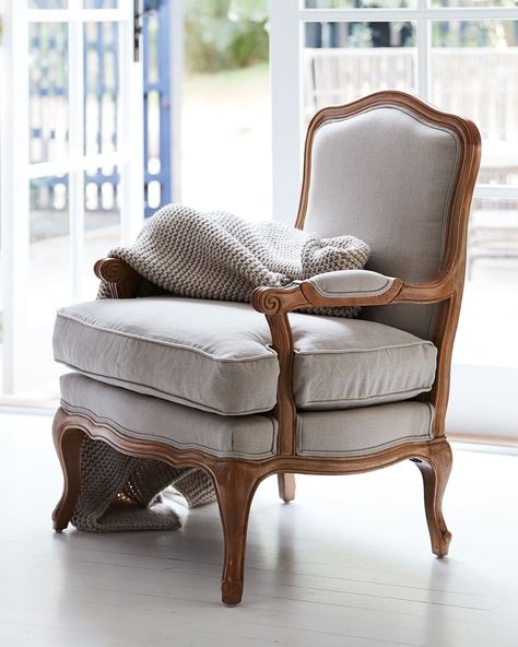 Chair French Style Sofa, French Armchair, Classic Furniture Living Room, Furniture Reupholstery, African Furniture, Provincial Home, Wooden Sofa Set Designs, French Arm Chair, Victorian Chair