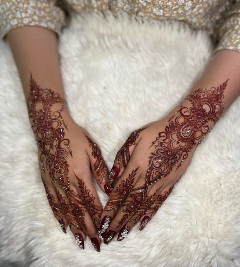 Henna Wedding Maroon, Inspo Henna, Model Henna, Henna Maroon, Henna Pengantin, Mhndi Design, Henna Styles, Wedding Henna Designs, Henna Bridal