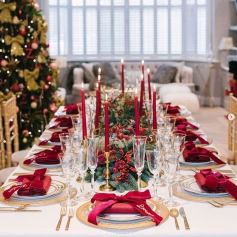 Red And Gold Christmas Table Decor, Christmas Place Card Ideas, Christmas Table Theme Ideas, Christmas Dinner Buffet Table, Christmas Dinner Place Setting, Red And Gold Christmas Table Setting, Red And White Christmas Table Decor, Red Christmas Table Settings, Christmas Decor Ideas Dining Room