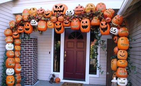 We decided to change up our annual Halloween Display this year including adding this Jack O Lantern Arch at the entrance to our doorway... Jar Decoration Ideas, Origami Halloween, Halloween Diy Outdoor, Homemade Halloween Decorations, Decoration Restaurant, Halloween Porch Decorations, Halloween Front Porch, Halloween Tattoo, Halloween Outdoor