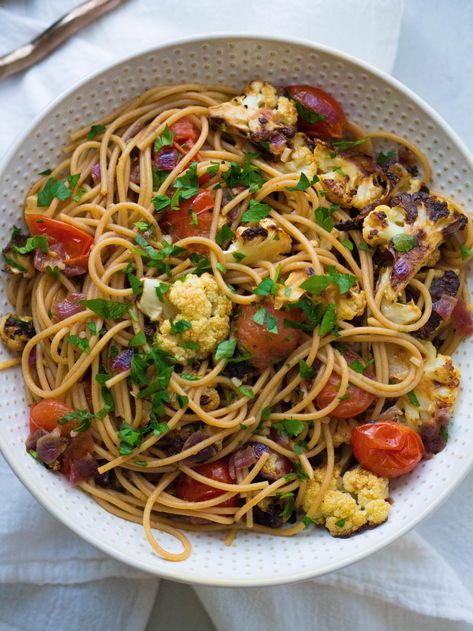 Browned Butter Spaghetti with Roasted Cauliflower is my absolute favorite pasta dish! With a rich browned butter and garlic sauce, juicy cherry tomatoes, sweet caramelized cauliflower and briny capers! So many flavors packed into one bowl of pasta! #pasta #spaghetti #roastedcauliflower #roastedvegetables #brownbutter #healthyrecipe Roasted Cauliflower Pasta, Cauliflower Pasta Recipes, Browned Butter Sauce, Butter Spaghetti, Vegetable Spaghetti, Cauliflower Pasta, Brown Rice Pasta, Whole Wheat Spaghetti, Lentil Pasta