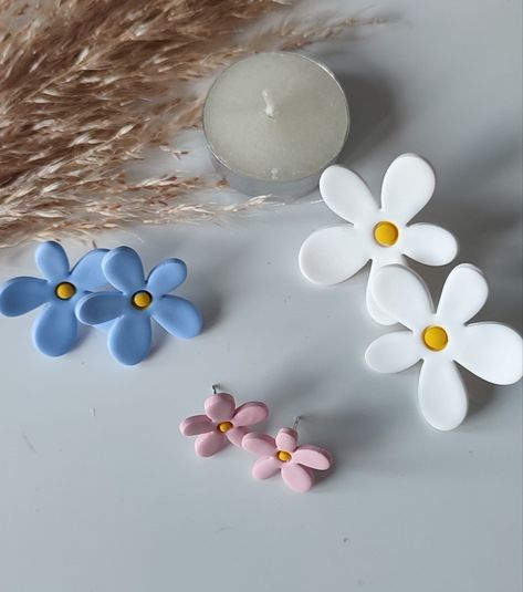 70s Flower Power, Polymer Earrings, Flower Stud Earrings, Daisy Earrings, Jewelry Design Earrings, Flower Stud, Polymer Clay Projects, Flower Earrings Studs, Flower Lover