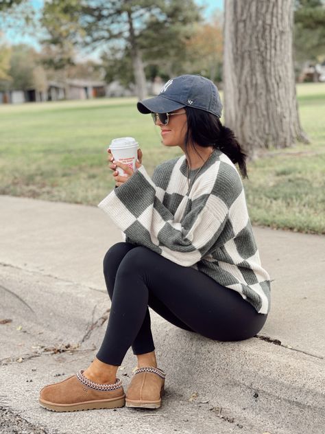 Casual Outfit Cold Weather, Casual Yet Stylish Outfits, Winter Mom Aesthetic, Casual Winter Outfits Petite, Mom Over 30 Outfits, Women’s Outdoor Outfits, Christmas Outfit Ideas For Women Comfy, Athletic Mom Outfits Casual, Cozy Put Together Outfits