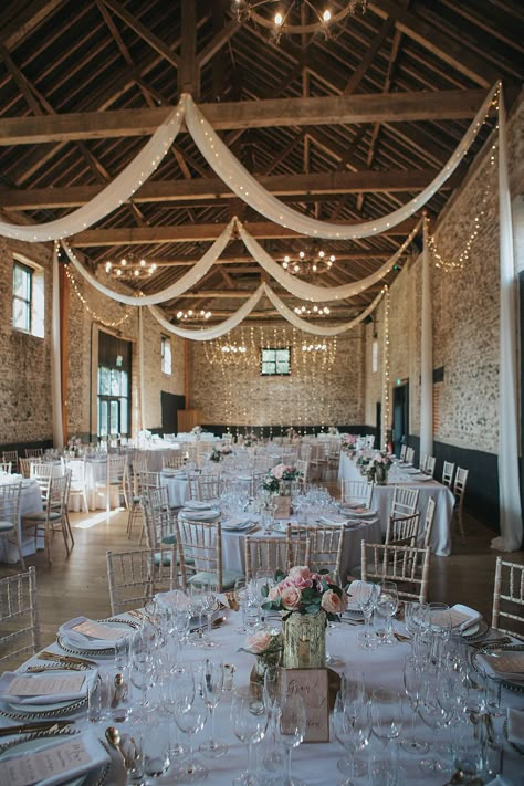 Wedding Table Pink, Mint Green Wedding, Wedding Mint Green, Barn Wedding Reception, Country Barn Weddings, Barn Wedding Decorations, Dream Wedding Venues, Salou, Indoor Wedding