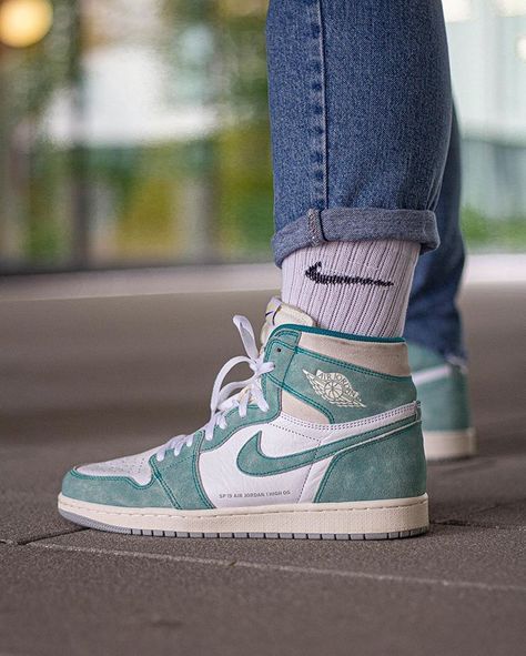 Turbo Green Jordan 1 Outfit, Air Force 1 Outfit Woman Casual, Air Jordan 1 Turbo Green, Jordan 1 Retro High Turbo Green, 270 Outfit, Jordan 1 Turbo Green, Nike Outfits Men, Air Jordan 1 Outfit Women, Jordan 1 Outfit Women