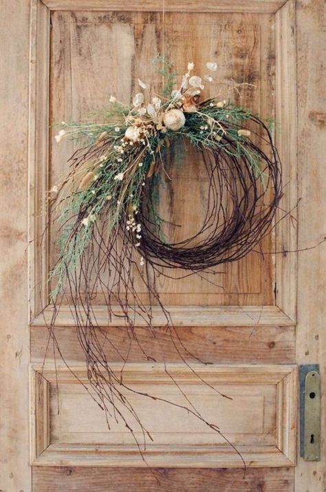 27. Guirlanda de porta para decoração de natal minimalista – Foto Flavia Millen Com Julkransar Diy, Dekoratívne Vence, Chirstmas Decor, Christmas Decorations Wreaths, Diy Christmas Decorations, Holiday Garlands, Christmas Wreaths To Make, Wreath Decoration, Wood Flowers