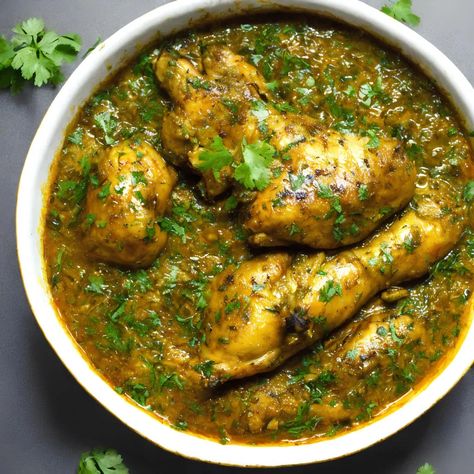 Green Chicken Curry, Green Masala Chicken, Hariyali Chicken, Indian Chicken Recipes Curries, Haryali Chicken Recipe, Coriander Chicken Curry, Indian Curry Recipes, Chicken Curry Recipe Indian, Chicken Recipes Indian