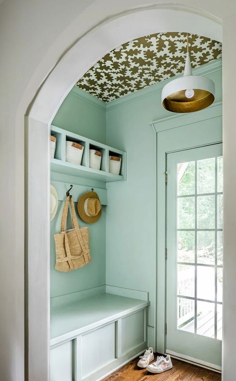 These 32 Inspiring Mudrooms Will Scratch Your Itch to Get Organized Practical Mudroom, Wallpapered Ceiling, Cottage House Interior, Functional Mudroom, Mudroom Remodel, Country Living Fair, Mudroom Ideas, Mudroom Design, Georgia Homes