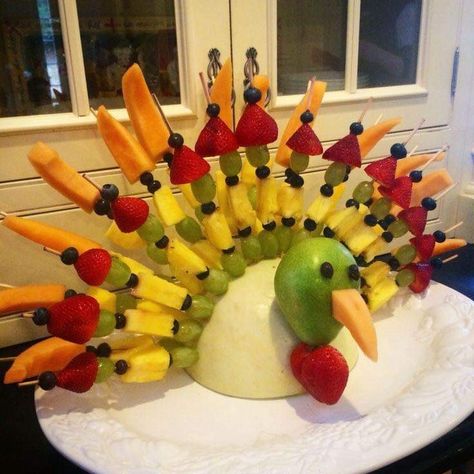 Thanksgiving Veggie Tray, Turkey Fruit, Fruit Turkey, Thanksgiving Fruit, Charcuterie Appetizers, Thanksgiving Snacks, Fruit Creations, Fruit Centerpieces, Thanksgiving Recipes Side Dishes