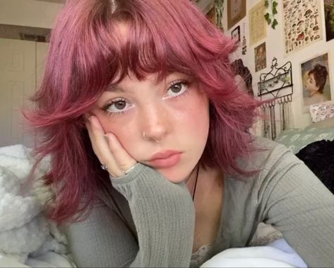 Pink Hair On Short Hair, Pretty Blonde Hair Ideas, Underside Hair Dye Pink, Pink Shaggy Hair, Red Hair On Blonde, Curly Short Hair Color, Shaggy Short Hair Cuts, Redish Pinkish Hair, Cute Shaggy Haircuts