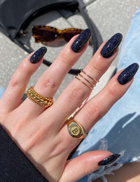 Looking for New Years nails inspo? We gottya covered! Here are 25 holiday nails ideas to help you close 2023 in a big way! Featuring the best winter nails, star nails, glitter nails, minimalist nails and all the other latest nail trends guaranteed to leave a lasting impression New Years Eve Nails, Glittery Nails, Cute Spring Nails, Oval Nails, New Year's Nails, Minimalist Nails, Fire Nails, Pretty Acrylic Nails, Nail Arts