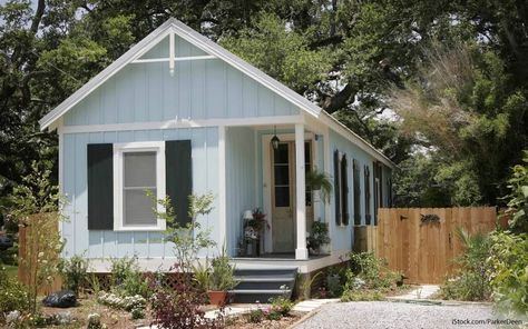 10 Loopholes to Build a Tiny Home Legally By Megan Craig May 12, 2016   http://www.gobankingrates.com/mortgage-rates/loopholes-build-tiny-home-legally/ Granny Flats Australia, Shipping Container Home Builders, Craftsman Porch, Granny Pods, Granny Pod, Loft Plan, House Kits, Granny Flats, In-law Apartment