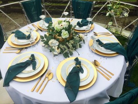 Emerald Green Sunflower Wedding, Emerald And Gold Decor, Green And Gold Table Decorations, Green And Gold Sweet 16, Green And Gold Table Setting, Green And Gold Wedding Theme, Wedding Theme Gold, Wedding Reception Simple, Cream Wedding Theme