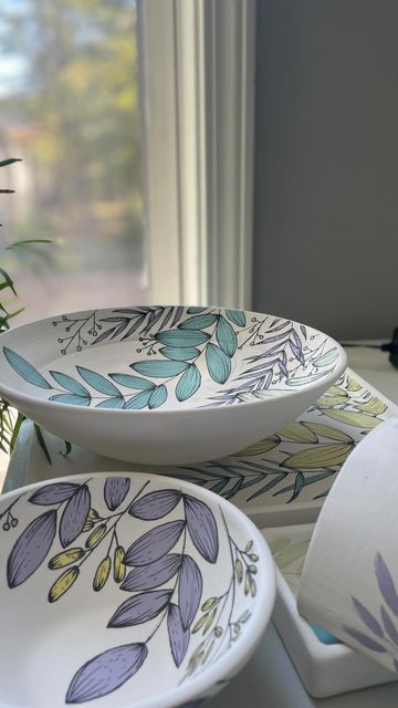 Handpainted Bowl Ideas, Paint Ceramics Ideas, Hand Painted Ceramic Bowls, Painted Bowls Ideas, Pottery With Flowers, Bowl Pottery Painting Ideas, Painting Bowls, Bowl Painting, Painted Bowls