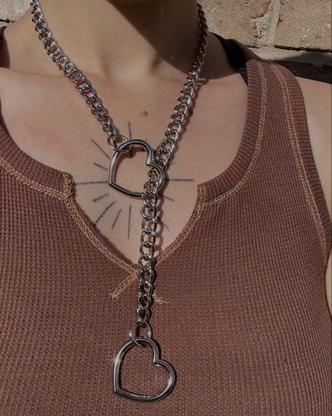 person wearing a silver slip necklace with a heavy chain and metal heart details Chain Accessories Grunge, Slip Chain Necklace, Chain Necklace Aesthetic, Chain Necklace Outfit, Slip Chain, Alt Jewelry, Heavy Chain Necklace, Alternative Accessories, Emo Jewelry