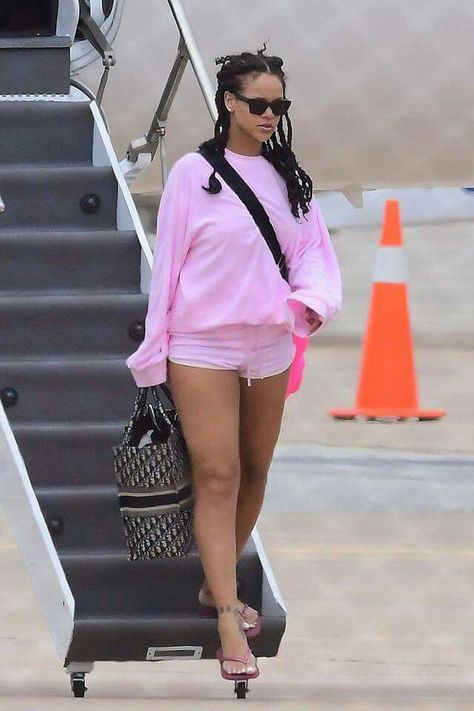 New!! Rihanna in Barbados ❤️❤️❤️ Rihanna Street Style, Looks Rihanna, Rihanna Outfits, Rihanna Looks, Rihanna Riri, Rihanna Style, Rihanna Fenty, Lazy Day Outfits, Gaming Clothes