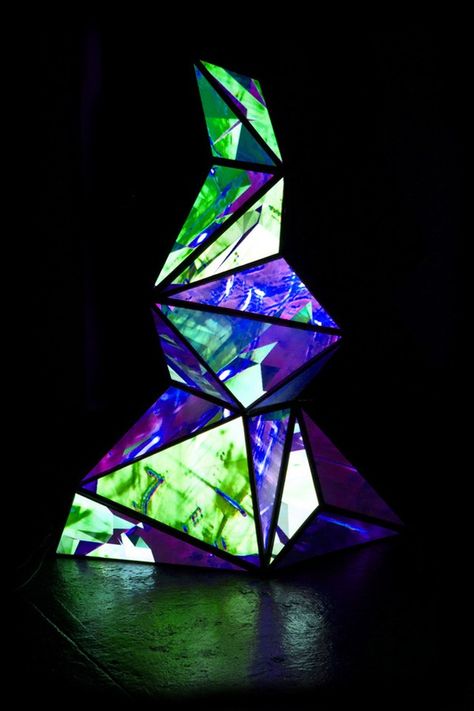 Projection Mapped Sculpture Combines 2D, 3D, Digital, And Physical - Creators Projection Installation, 3d Projection Mapping, Case Studio, 3d Mapping, Digital Projection, 3d Projection, Acrylic Sculpture, Interactive Experience, Interactive Installation