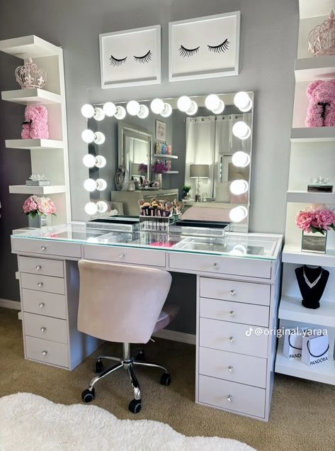 Makeup Room Background, Dream Vanity Makeup, Girl Vanity Ideas, Vanity Set Up Ideas, Vanity Room Ideas, Beauty Room Ideas, Preppy Vanity, Makeup Room Ideas, Vanity Collections